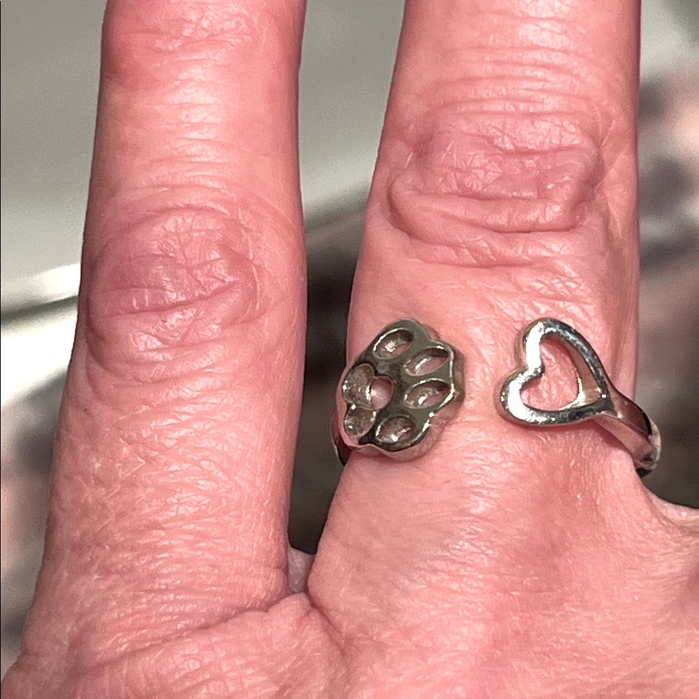 NWOT 🐾🩶 SILVER-TONE STAINLESS STEEL OPEN PAW PRINT OPEN HEART ADJUSTABLE RING - Picture 4 of 5